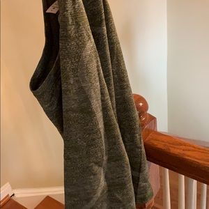 Lululemon tank. Never worn comes with lulu bag